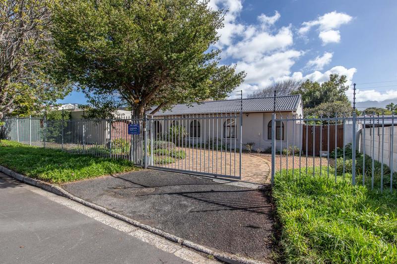 To Let 4 Bedroom Property for Rent in Constantia Western Cape